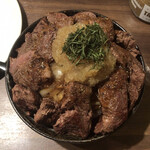 1ポンドのステーキハンバーグタケル - 真上から撮影しても肉が凄まじい。