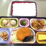 桑木給食株式会社 - 料理写真:弁当(税込)385円　鯖照り焼き、カレーコロッケ、里芋煮、焼きそば 他　(2021.03.01)