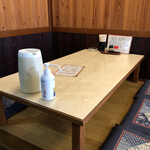 源内 - 小上がり席にも消毒液が用意されています。