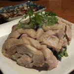 福建家庭料理 旬の香 - 「ゆで鶏 さっぱりニンニク醤油添え」：添えられたのは、にんにくの香りとコクの“爽やかな厚み”の有るたれ♪