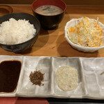 串ボーノ - ごはん　お味噌汁　サラダ　ソース