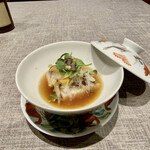 慈華 - 和歌山一本釣り鰆 発酵白菜蒸し
            鮎の塩魚汁（しょつる）に発酵白菜と発酵葱を合わせたスープ、これは素晴らしい味わい、まさに逸品。
            鰆は中はミディアムな火入れ、この鰆の美味しさはかなりの衝撃を受けました！