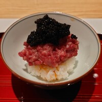 肉割烹 岡田前 - ユッケ丼