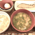 すき家 - 鮭朝食（味噌汁を豚汁に変更）