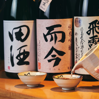 こだわりの日本酒が常時15種。自家製果実酒も必見。