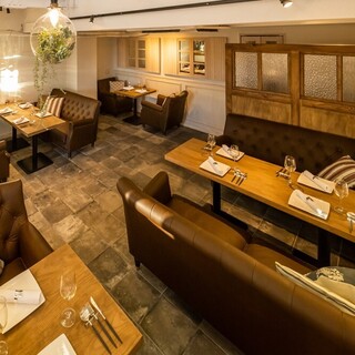 中庭をイメージして作られた開放感のある空間でゆったりとおくつろぎ頂けます。