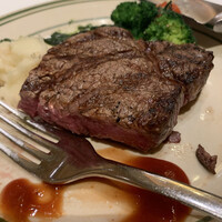 ベンジャミンステーキハウス 六本木 - フィレステーキは焼き加減もちょうどいい。
                    170g