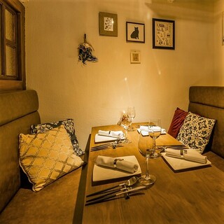 2階は屋根裏をイメージして作られたプライベート感のある個室席です。