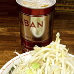 ラーメン二郎 - ガラムマサラ（トッピングではなくこのように「お好みで」自分でかけ入れるタイプ。他の無料トッピングと同時にコール。「ニンニク・野菜・油・ガラムマサラ」のように。）