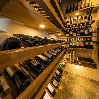 高さ8mのワインセラーで眠る厳選されたワインたち。