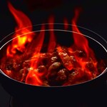 本格的香港料理と火鍋担々麺の店 クーロン - 炎の鶏のピリ辛鍋