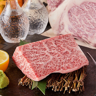 Uses Kagoshima black beef and black pork, which is characterized by its soft meat and sweet fat.