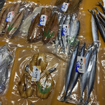 丸五商店 - 美味しそうな干物。迷います^ ^右端のさんま、傷があるらしくおまけでもらっちゃいました✨