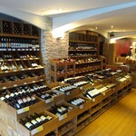 THE CELLAR - 入ってすぐのテーブルワインの売り場、1,000円程度のものが多く並ぶ、その奥の棚は本格的な国産ワインの品揃え