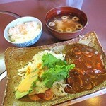 芦苑 - ランチの豆腐入りハンバーグ定食700円。一日限定5食です。めちゃうま！ご飯は減らしていただいていますので、もっとたくさん入っています！