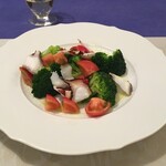 紀ノ国屋 - 前菜に蛸のサラダを作る