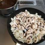 KINOKUNIYA - 玉葱とマッシュルームを軽く炒める