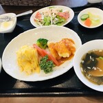 点心・中華 春夏秋冬 - 日替わりランチ「エビマヨとイカのカレー甘酢の盛り合わせ」（副菜は鶏と大根のサラダ）