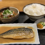 Teuchi Sakamoto Soba - 鯖みそ煮、ご飯、もつ煮、各単品で頼みました。