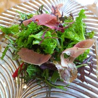 PASTA HOUSE AWkitchen FARM 多摩センター店 - いちごと生ハム  奈良県山口農園の有機野菜サラダ