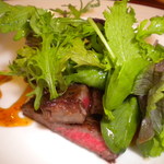 赤沢温泉ホテル - 赤沢会席　焼物　黒毛和牛のソテー　サラダ仕立て　てりやきソース
      