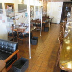 Pizzeria Kazzenari - 店内はカウンター席とテーブル席、ソブアー席も有ります♪
