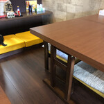 家庭料理居酒屋 よってって - 小上がりと2名のカウンターの店内です。店内は
      
      清潔感に溢れ、快適です。