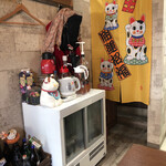 家庭料理居酒屋 よってって - 店内は、招き猫がそこかしこにあります。