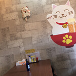 家庭料理居酒屋 よってって - こちら、壁にも招き猫が…