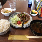 家庭料理居酒屋 よってって - 牛肉のたまねぎソース定食。これが500円ですよ！
      
      儲け、出ていれば良いんですが…