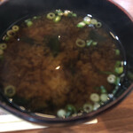 家庭料理居酒屋 よってって - 赤みその味噌汁。良い味わいでした。