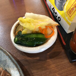 家庭料理居酒屋 よってって - 漬け物。細やかに盛られていました。最高です！