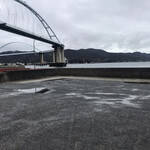 船長さん - 店の前は、海