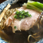 ラーメン イッケン - 濃いめの色とはうらはらに優しい醤油味で、トロトロの豚バラチャーシューとうるい、海苔が旨い！