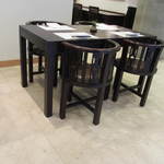 えさき - テーブル席です。奥はカウンター席も見えます。