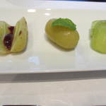 えさき - 右から生、コンポート、熱を通してブルーベリーソースを。