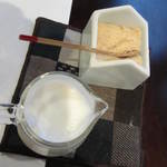 えさき - 温かい牛乳ときび砂糖が添えられて。