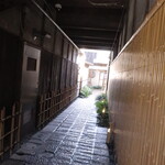 Nishikawa - 入口からの露地
