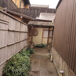 祇園 にしかわ - 露地を進みます