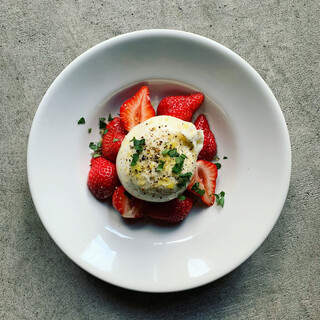 STAMM - 料理写真:季節の果物とブッラータ（苺）