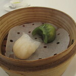 銀座 飛雁閣 - 白と緑の海老蒸し餃子
