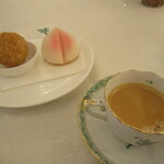 銀座 飛雁閣 - 胡麻団子と桃まんと珈琲