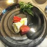 La Brianza - 吉田牧場モッツァレラチーズカプレーゼアメーラトマト春菊のサラダ。キュキュッと食べ口ミルキーなおいしさ。こちらのモッツァレラその温度管理の素晴らしさゆえ実現される味わいなのだそう、素晴らしい感謝です☆