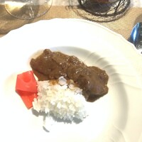La Brianza - 同じく期間限定ジビーフカレー、お肉たっぷりスパイス絶妙隠し味本わさびが巧みな印象。草を食べて育った牛だから本わさびが合うのだそう、とろけたわぁ♡ ”お肉カレーソースライス添え“ってぐらいナイフ使ったし