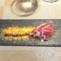 La Brianza - ホワイトアスパラガスフリット24ヵ月熟成ミモレットチーズ24ヵ月熟成イベリコベジョータ。ボリュームあるホワイトアスパラガスがさっくりフリットに、トッピングのアクセントとジューシーなアスパラガス美味～☆