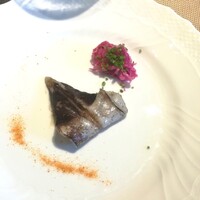 La Brianza - とり貝の炙り赤キャベツマリネトマトパウダー。炙り香ばしい甘みあるやわらかとり貝、とてもおいしい♡ 赤キャベツマリネさっぱり美味、紅白の彩りおしゃれだわぁ
