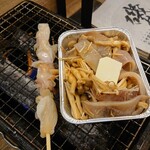 磯丸水産 - ツブ貝の串焼、イカとキノコのワタ焼き