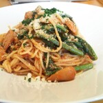 ボーノ - サービスランチ  ホウレン草とチーズウインナーのトマトソースパスタ