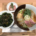 ラーメンWalkerキッチン - 「特製鴨醤油そば（味玉　鴨ワンタン2個）」1500円、「石巻市日本一わかめ使用　わかめごはん」300円、「鴨増し（鴨肉3枚）」300円