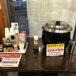 唐揚げ専門 はっぴ商店 - 店内には玉子スープのサービスがあります。